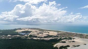 mooie luchtfoto van duinen in de geboortestad, rio grande do norte, brazilië. foto