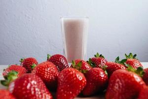 Aardbeien smoothie milkshake vers gemengd foto