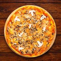 heerlijke pizza met champignons en gerookte kip foto