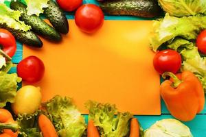 frame van groenten met oranje kopie ruimte. bovenaanzicht en selectieve focus foto