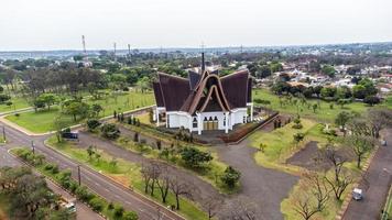 grote kathedraal in aanbouw genaamd catedral diocesana nossa senhora de guadalupe op de stad foz do iguacu, parana, brazilië. foto