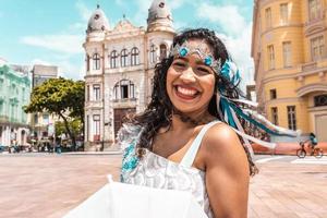 recife, pernambuco, brazilië, apr 2022 - frevodansers op het straatcarnaval foto