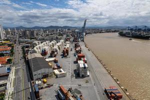 itajai, santa catarina, brazilië, maart 2022 - luchtfoto van apm-terminals foto