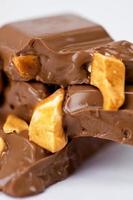 schokolade mit karamellstückchen foto