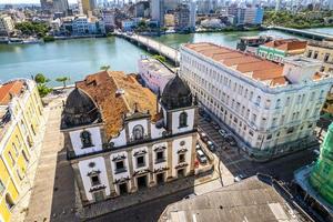 recife, pernambuco, brazilië, apr 2022 - luchtfoto van het historische centrum in recife, hoofdstad van pernambuco, brazilië. foto