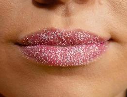 carnavalsmake-up om het carnaval van brazilië te vieren. make-up lippen trend voor het carnaval. foto