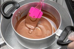 kookpot met chocolade smelten foto