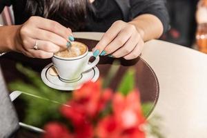 vrouw koffietafel drinken. vrouwen in café. foto