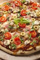 pizza met ham en champignons