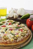 heerlijke pizza met groenten eromheen in setting. foto