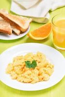 roerei, toast en sinaasappelsap foto