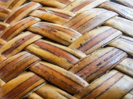 handgeweven mattenpatroon uit de noordoostelijke regio van thailand, materiaal gemaakt van riet. foto