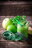 groene detox smoothie op houten tafel foto