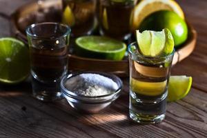 gouden tequila met zout en limoen