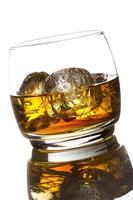 alcoholische whisky bourbon in een glas met ijs foto