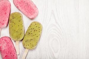 popsices icecream assortiment op lichte achtergrond foto