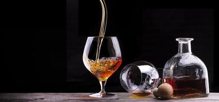 cognac of cognac op een houten tafel foto