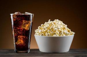 popcorn en cola op tafel