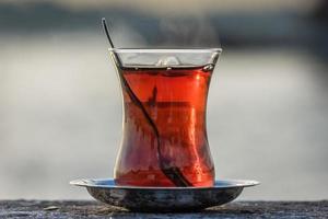glas Turkse thee in Istanbul foto