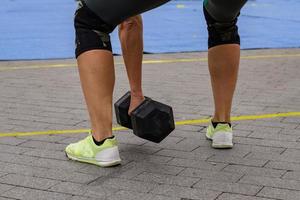 gewichthefapparatuur, powerlifting-wedstrijd in de buitenlucht, close-ups met atletische uitrusting foto