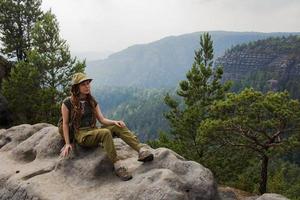 jonge vrouw wandelen op de lente weide, bergen en bos op background foto