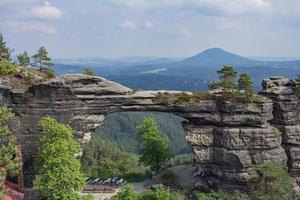 landschap in bergen in het nationale park van Tsjechisch zwitserland, dennenbos en rotsen foto