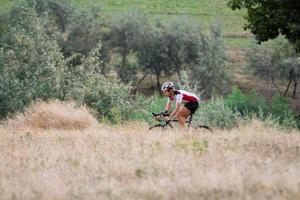fietser op cyclocross fietstraining buiten op onverharde landweg foto