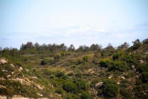 hoge berg en rotsen in griekenland rhodos foto