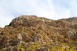 hoge berg en rotsen in griekenland rhodos foto