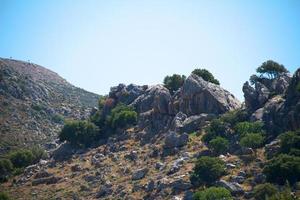 hoge berg en rotsen in griekenland rhodos foto