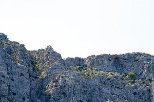 hoge berg en rotsen in griekenland rhodos foto