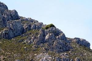 hoge berg en rotsen in griekenland rhodos foto