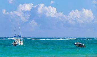 tulum quintana roo mexico 2022 golven boten caribische kust en strand panorama uitzicht tulum mexico. foto