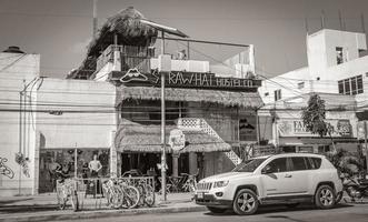 tulum quintana roo mexico 2022 typische kleurrijke straat wegverkeer auto's palmen van tulum mexico. foto