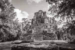 oude Maya-site met tempelruïnes piramides artefacten muyil mexico. foto