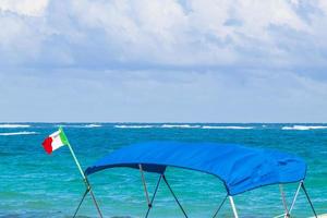 golven boten caribische kust en strand panorama uitzicht tulum mexico. foto