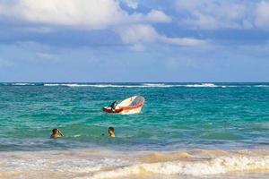 tulum quintana roo mexico 2022 golven boten caribische kust en strand panorama uitzicht tulum mexico. foto