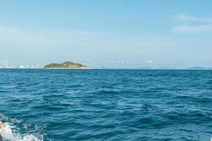 golven van de zee op het zandstrand, koh larn, pattaya, thailand. foto