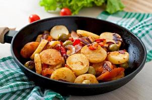 gepofte aardappel met groenten in een koekenpan foto