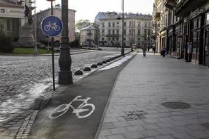 foto van lege fietsweg in de oude stad van europ