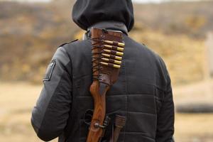 mannelijke training met pompactie shotgun buiten in het veld. foto