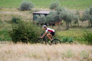 fietser op cyclocross fietstraining buiten op onverharde landweg foto