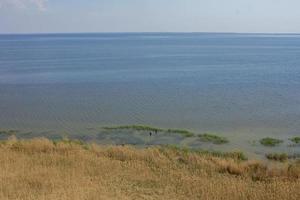 mooie zomerse landschappen met kleirotsen in de buurt van de rivierdelta van de dnjepr en de zwarte zee foto