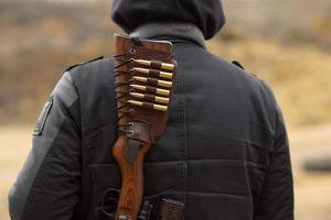 mannelijke training met pompactie shotgun buiten in het veld. foto