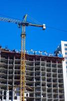 betonnen gebouw in uitvoering met kranen foto