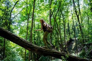 jonge vrouw wandelen op de lente weide, bergen en bos op background foto