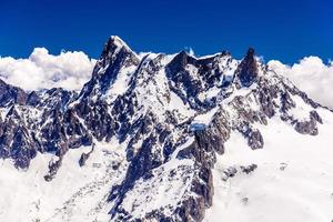 besneeuwde bergen chamonix, mont blanc, haute-savoie, alpen, frankrijk foto