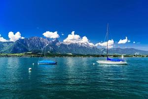 zeilboten in het meer van thun, thunersee, bern, zwitserland foto