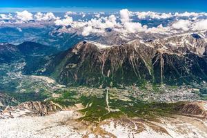 vallei met dorpjes tussen besneeuwde bergen chamonix, mont blanc, haute-savoie, alpen, frankrijk foto