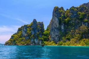 rotsen kliffen in de zee, ko yung eiland, phi phi, andaman zee, k foto